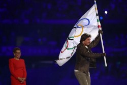 Tài tử Tom Cruise diễn cảnh mạo hiểm tại lễ bế mạc Olympic Paris 2024