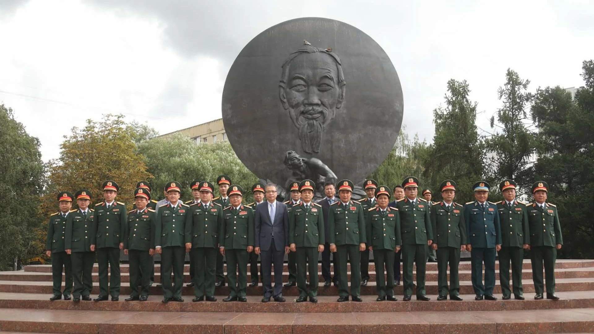 Đại tướng Phan Văn Giang dâng hoa tại Tượng đài Chủ tịch Hồ Chí Minh, thăm Đại sứ quán Việt Nam tại Liên bang Nga