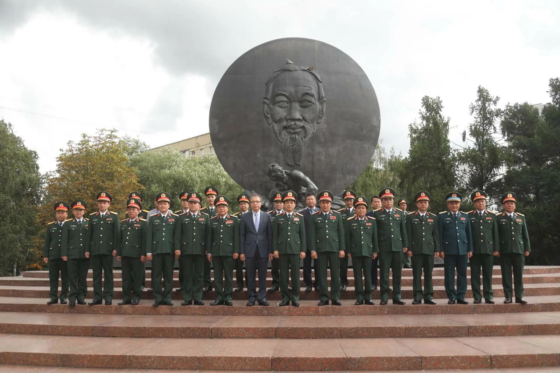 Đại tướng Phan Văn Giang dâng hoa tại Tượng đài Chủ tịch Hồ Chí Minh, thăm Đại sứ quán Việt Nam tại Liên bang Nga