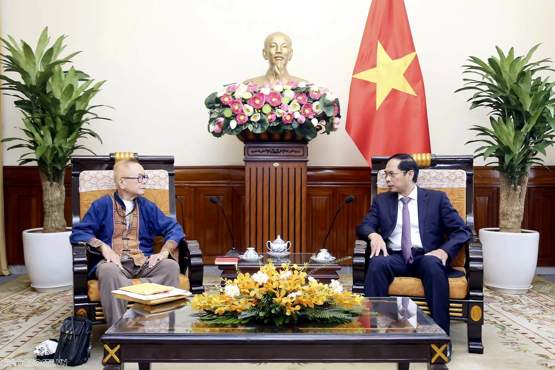 Bộ trưởng Bùi Thanh Sơn tiếp Giáo sư Ngô Thanh Nhàn Bộ trưởng Bùi Thanh Sơn tiếp Giáo sư Ngô Thanh Nhàn