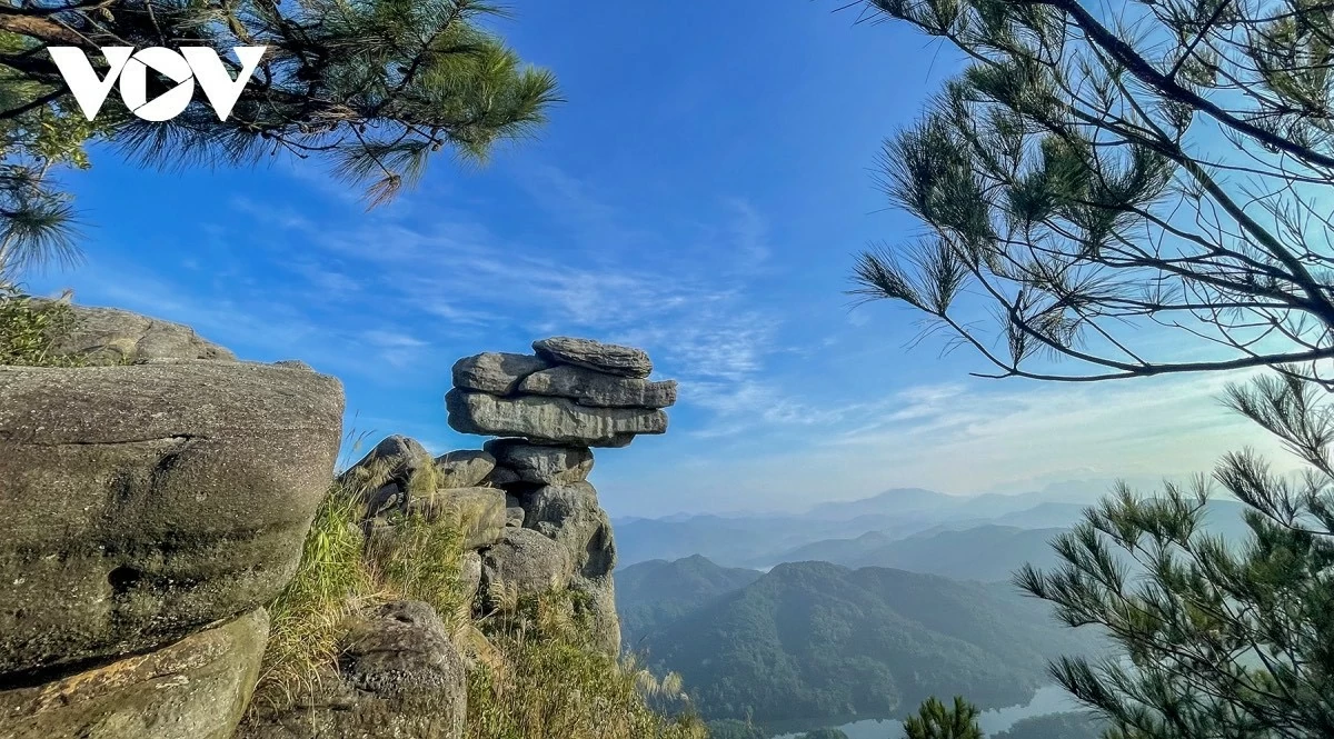 Du lịch Quảng Ninh: Check-in ở núi Đá Chồng - kiệt tác từ ‘bàn tay’ thiên nhiên