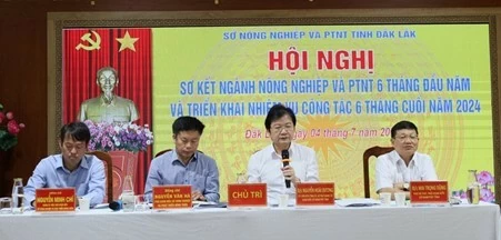 Các đại biểu chủ trì Hội nghị tổng kết công tác 6 tháng đầu năm và triển khai nhiệm vụ 6 tháng cuối năm 2024 của Sở Nông nghiệp và Phát triển Nông thôn tỉnh Đắk Lắk.