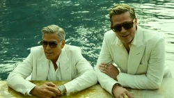 Hai quý ông Hollywood Brad Pitt và George Clooney mặc trang phục đồng điệu, kể về tình bạn gần 30 năm