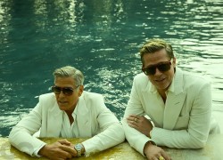 Hai quý ông Hollywood Brad Pitt và George Clooney mặc trang phục đồng điệu, kể về tình bạn gần 30 năm