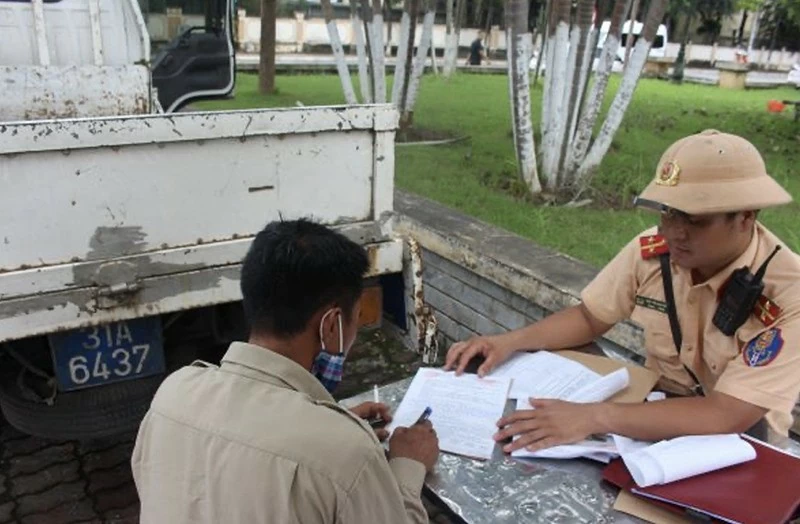 Hà Nội: Kiểm tra hàng trăm người điều khiển phương tiện, chỉ phát hiện 1 trường hợp vi phạm nồng độ cồn