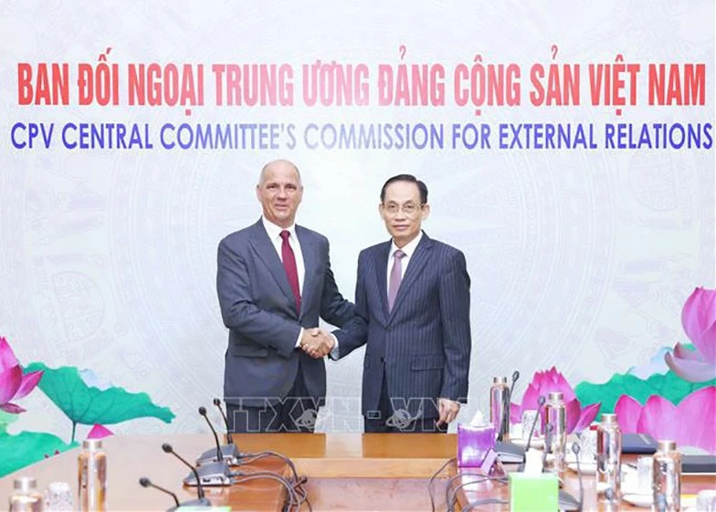 Trưởng ban Đối ngoại Trung ương Lê Hoài Trung và Tổng Bí thư Đảng Cộng sản Bồ Đào Nha Paulo Raimundo. (Nguồn: TTXVN)