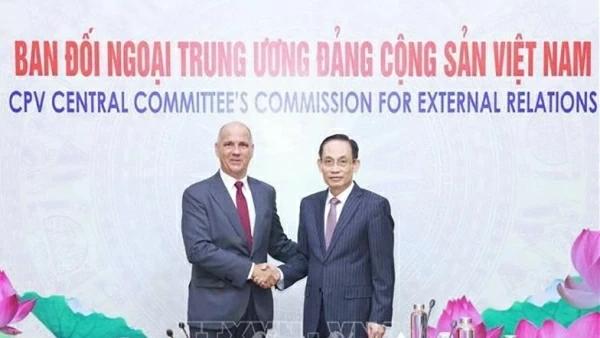 Party Secretary Le Hoai Trung chairs talks with leader of Portuguese Communist Party