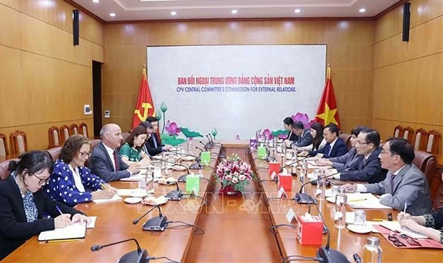 Party Secretary Le Hoai Trung chairs talks with leader of Portuguese Communist Party