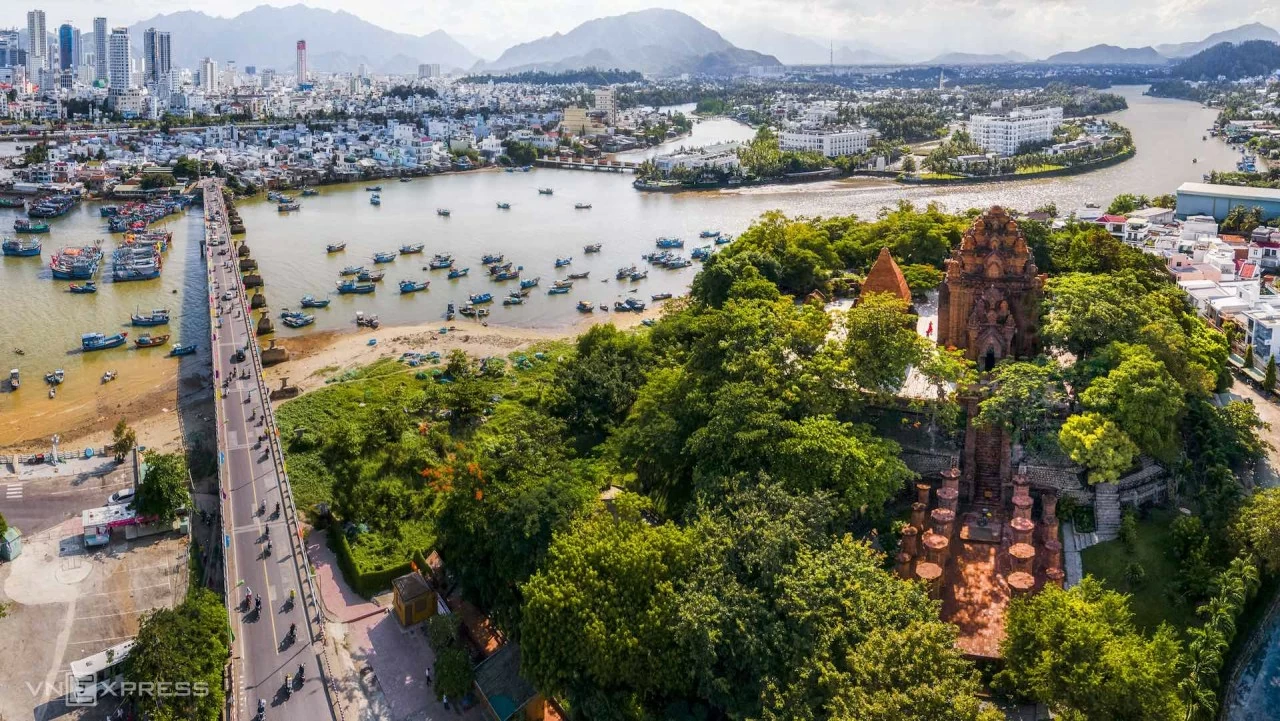 Tháp bà Ponagar  Đây là ngôi đền Chăm Pa nằm trên đỉnh ngọn đồi cao khoảng 10 m so với mực nước biển, ở cửa sông Cái, nay thuộc phường Vĩnh Phước. Đây là một trong những di sản văn hóa Chăm Pa lớn nhất trên cả nước. (Nguồn: VNE)