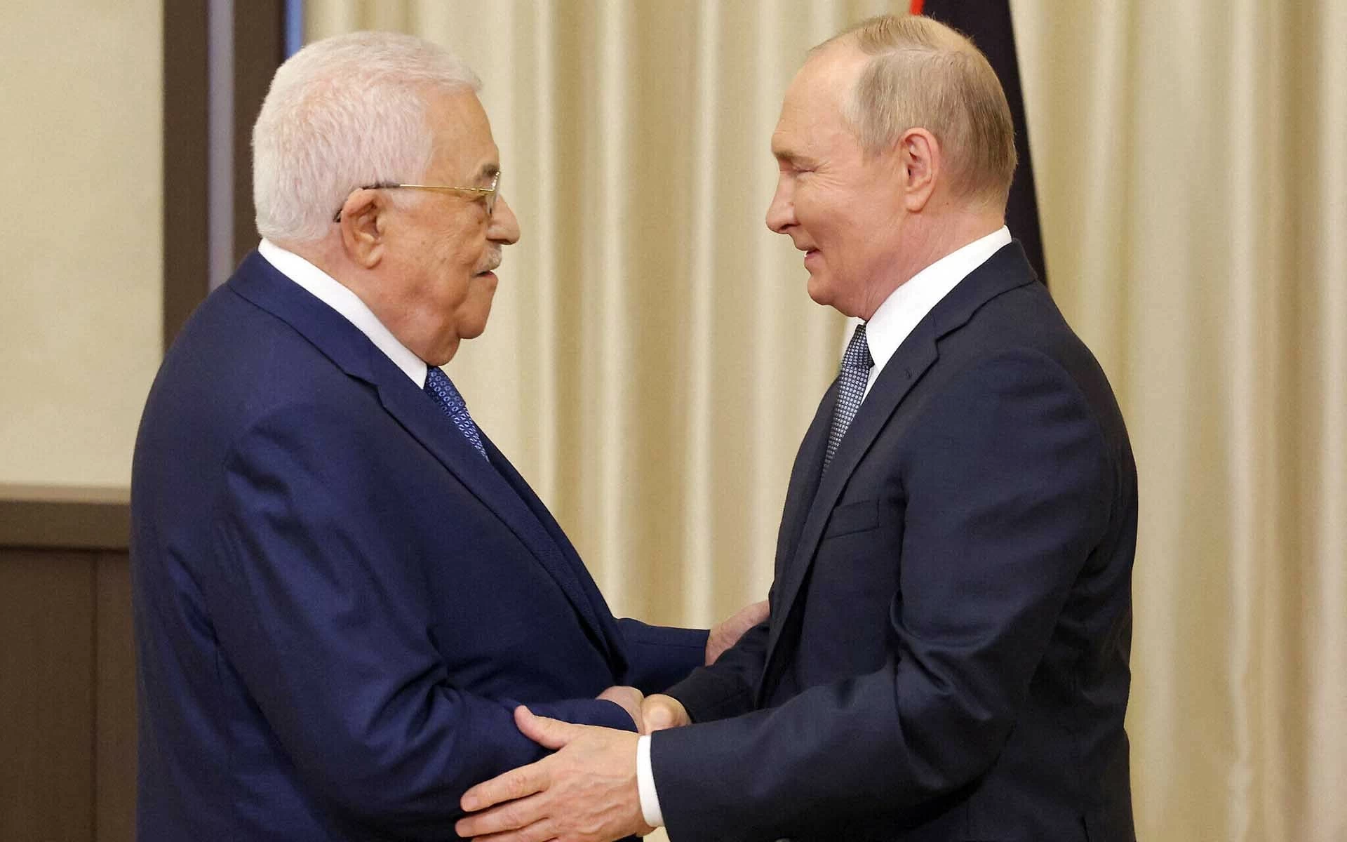 Tổng thống Nga Vladimir Putin và người đồng cấp Palestine Mahmoud Abbas tại Moscow, ngày 13/8. (Nguồn: AFP)