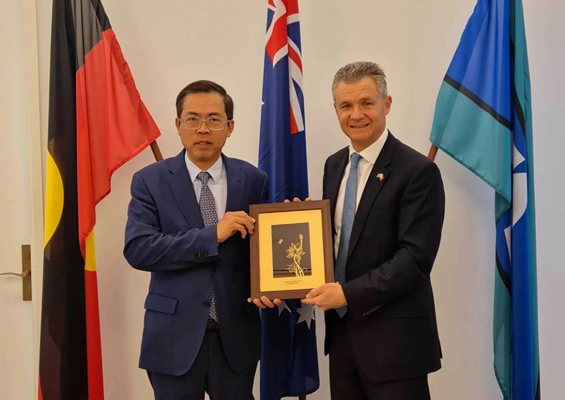 Đại sứ Phạm Hùng Tâm và Hạ nghị sĩ, Đồng Bộ trưởng Di trú Australia Matt Thistlethwaite. Đại sứ Phạm Hùng Tâm và Hạ nghị sĩ, Đồng Bộ trưởng Di trú Australia Matt Thistlethwaite.