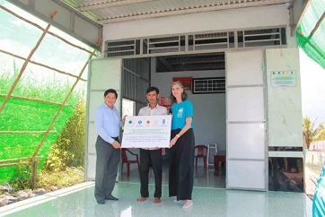 Safe houses handed over to needy households in Ca Mau province