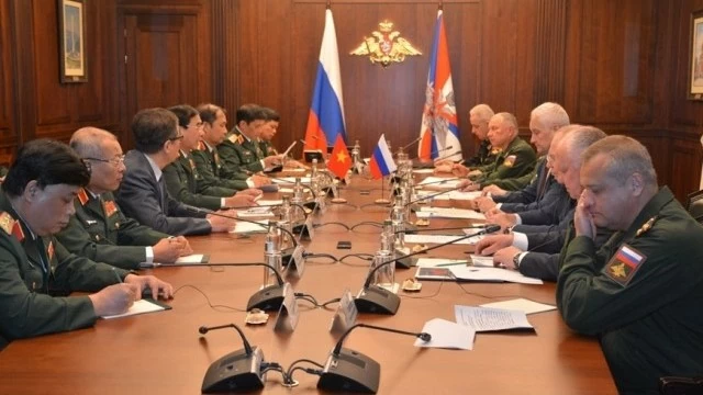 Vietnam, Russia Defence Ministers hold talks on defence cooperation