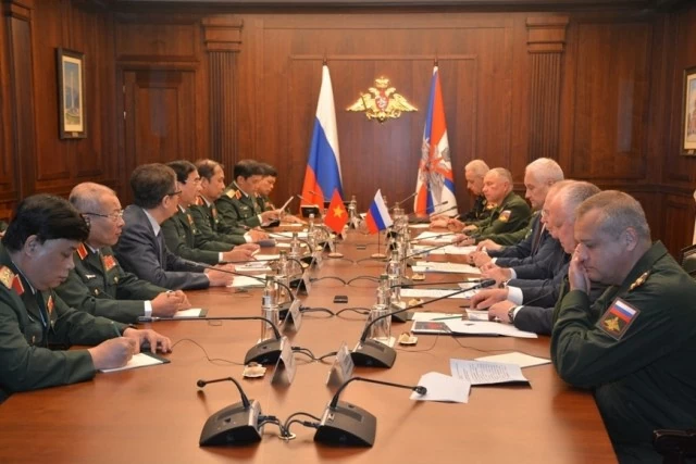 Vietnam, Russia Defence Ministers hold talks on defence cooperation