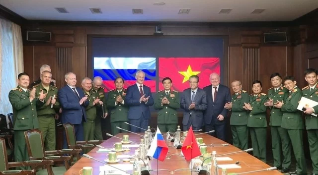 Vietnam, Russia Defence Ministers hold talks on defence cooperation