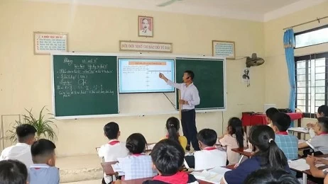 Teachers' wages must top administrative, non-productive salary scale system: Politburo