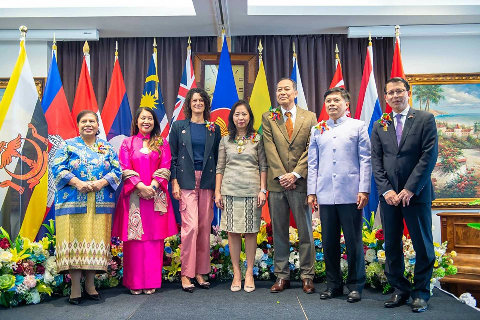 Các đại sứ các nước ASEAN tham dự giao lưu chụp ảnh kỷ niệm (Ảnh: ĐSQ Việt Nam tại New Zealand)