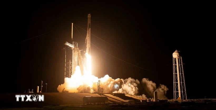 Tên lửa đẩy Falcon 9 rời bệ phóng, đưa tàu vũ trụ Endurance của SpaceX cùng các nhà du hành lên trạm ISS, ngày 26/8/2023. (Ảnh: AFP/TTXVN)