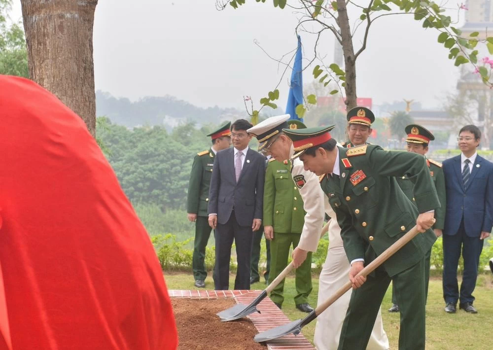 Hai Bộ trưởng Bộ Quốc phòng 2 nước trồng cây hữu nghị tại cửa khẩu quốc tế Lào Cai trong khuôn khổ chương trình Giao lưu hữu nghị quốc phòng biên giới Việt Nam-Trung Quốc lần thứ 8 tại Lào Cai ngày 11/4. (Nguồn: Lao Động)