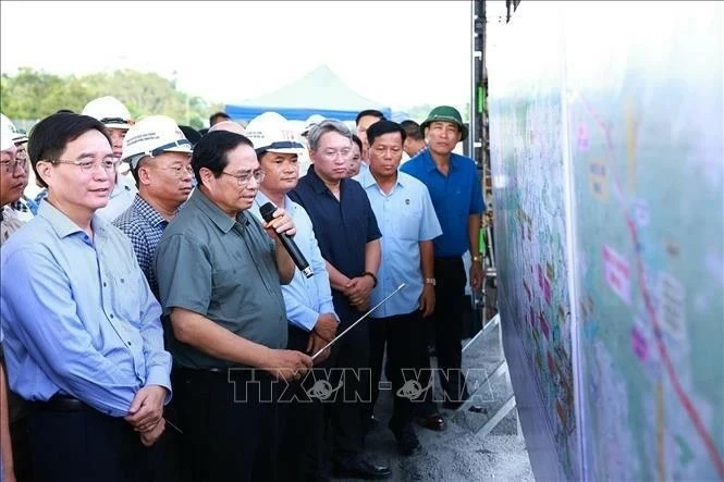 Prime Minister Pham Minh Chinh looks at the map of the Khanh Hoa - Buon Ma Thuot expressway project. (Photo: VNA)