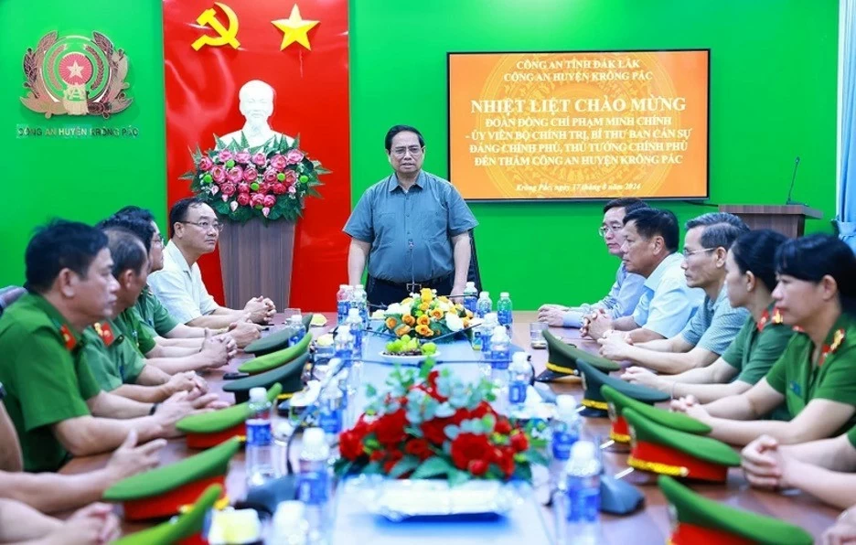 Prime Minister Pham Minh Chinh visits police of Krong Pac district, the Central Highlands province of Dak Lak, on August 17. (Photo: VNA)