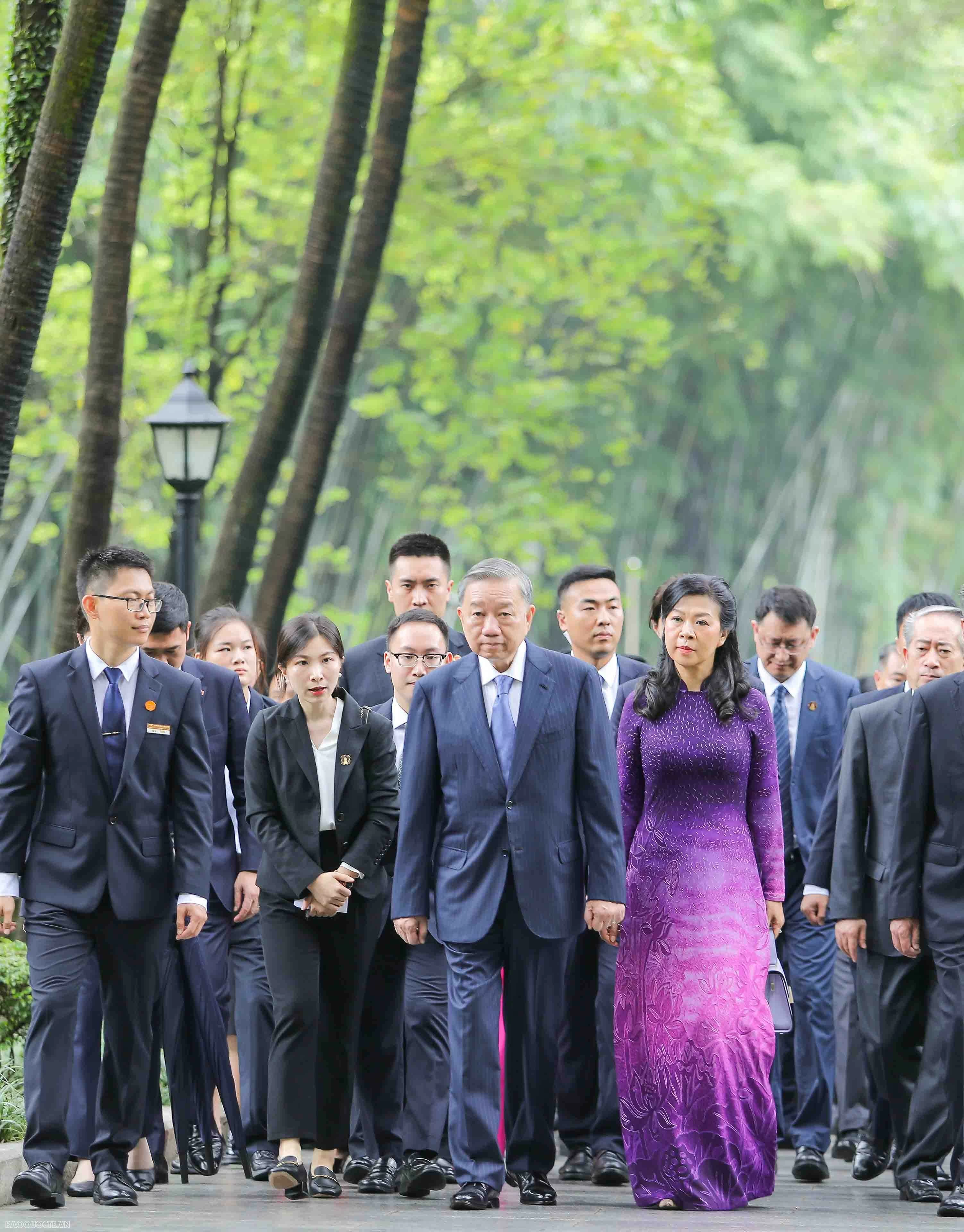 Tổng Bí thư, Chủ tịch nước Tô Lâm và Phu nhân dâng hoa tại mộ liệt sĩ Phạm Hồng Thái, thăm Di tích Trụ sở Hội Việt Nam Cách mạng Thanh niên