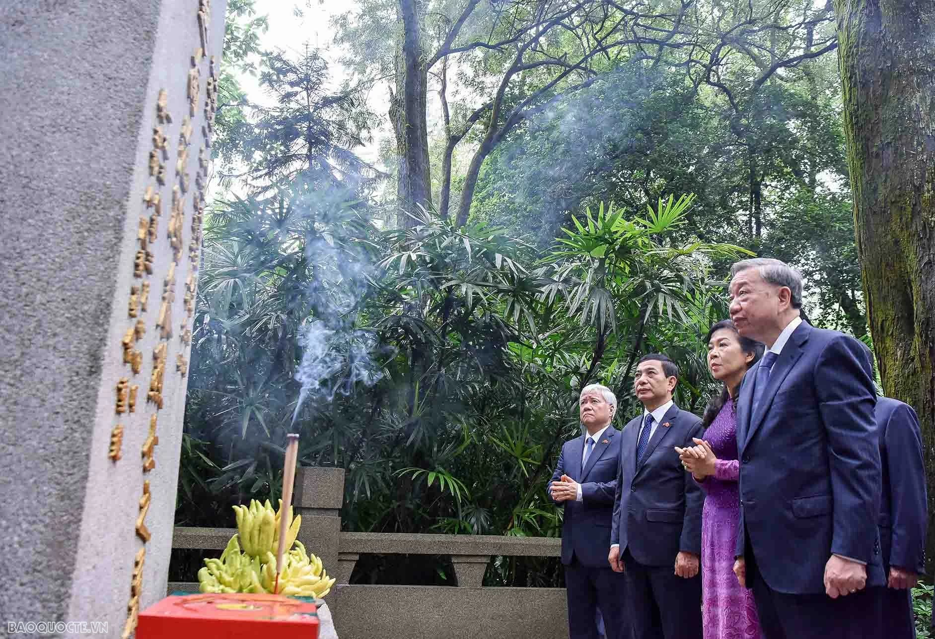 Tổng Bí thư, Chủ tịch nước Tô Lâm và Phu nhân dâng hoa tại mộ liệt sĩ Phạm Hồng Thái, thăm Di tích Trụ sở Hội Việt Nam Cách mạng Thanh niên