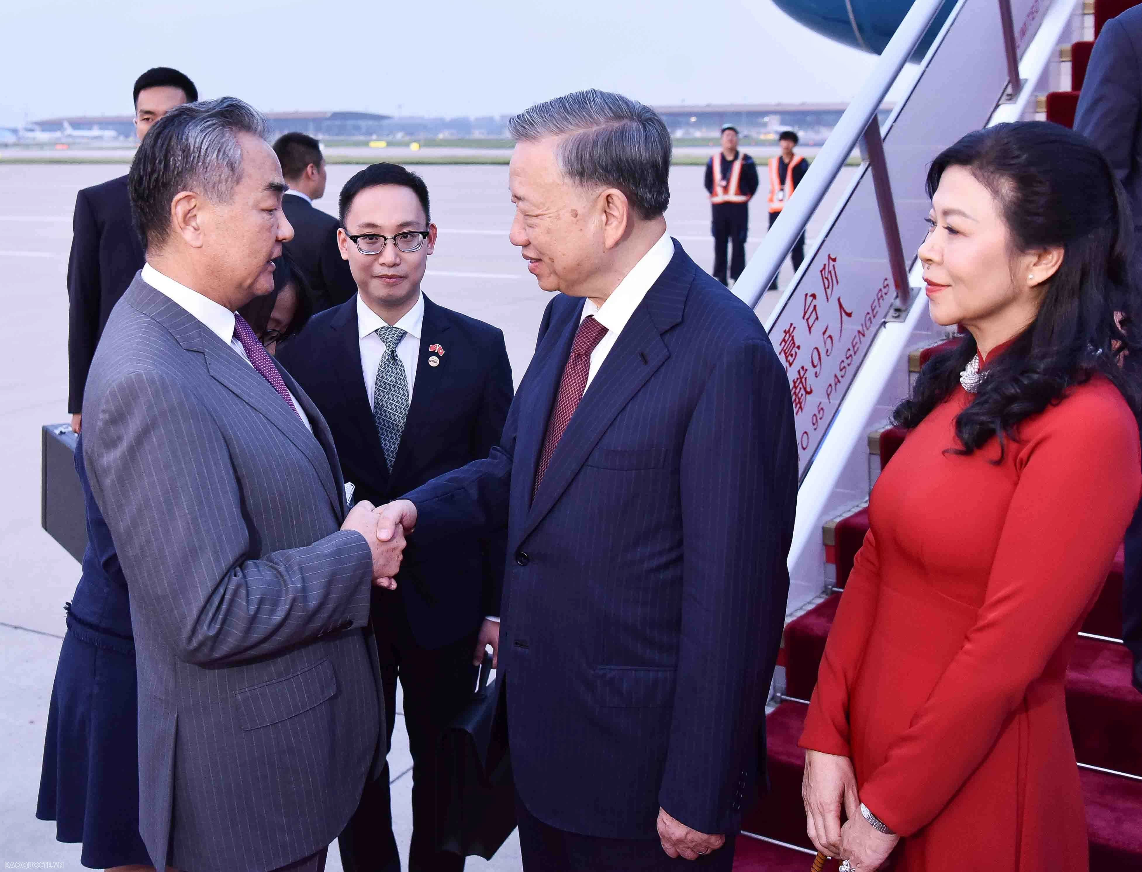 Sân bay quốc tế Bắc Kinh rực rỡ cờ hoa chào đón Tổng Bí thư, Chủ tịch nước Tô Lâm và Phu nhân