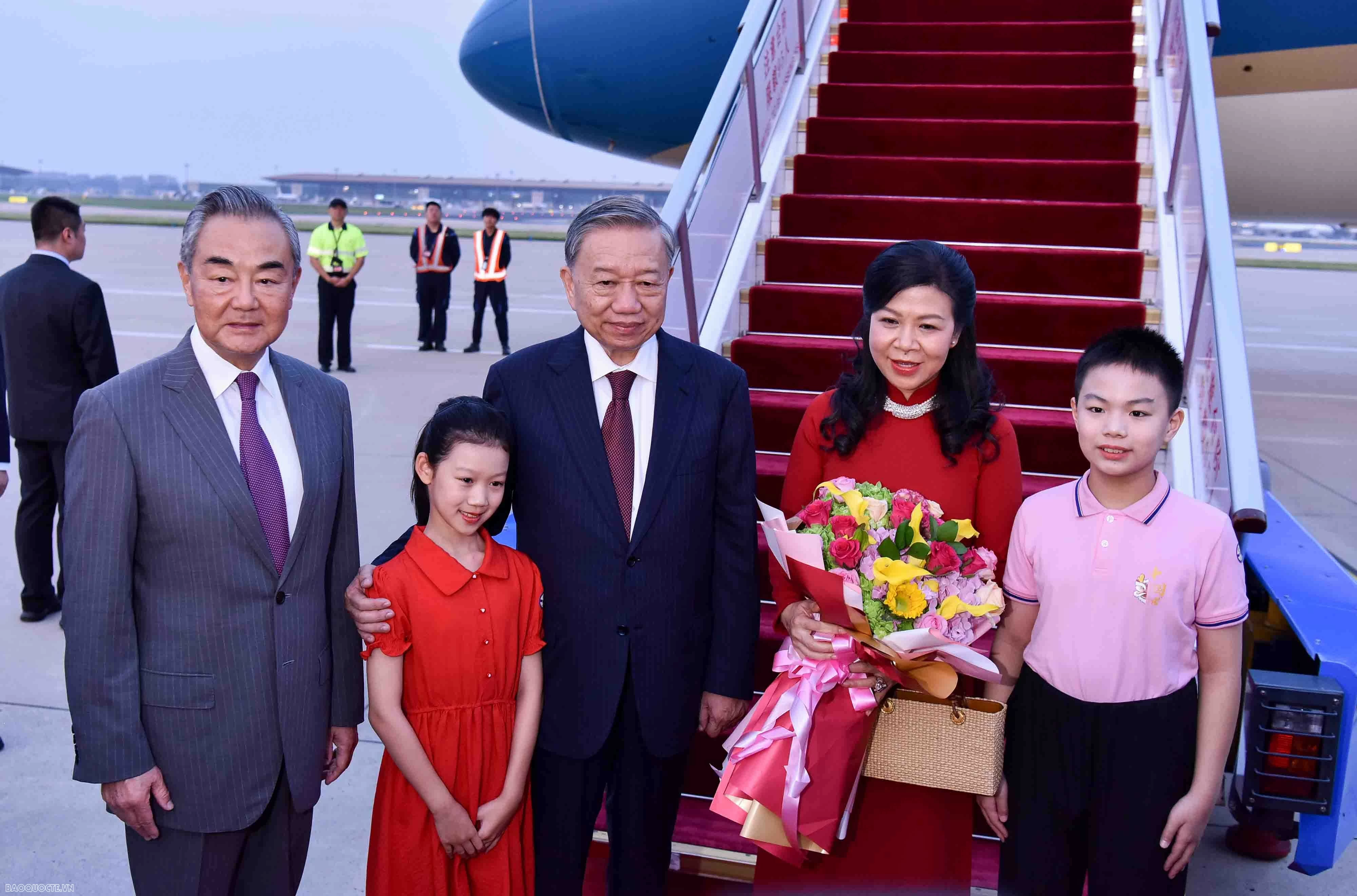 Sân bay quốc tế Bắc Kinh rực rỡ cờ hoa chào đón Tổng Bí thư, Chủ tịch nước Tô Lâm và Phu nhân