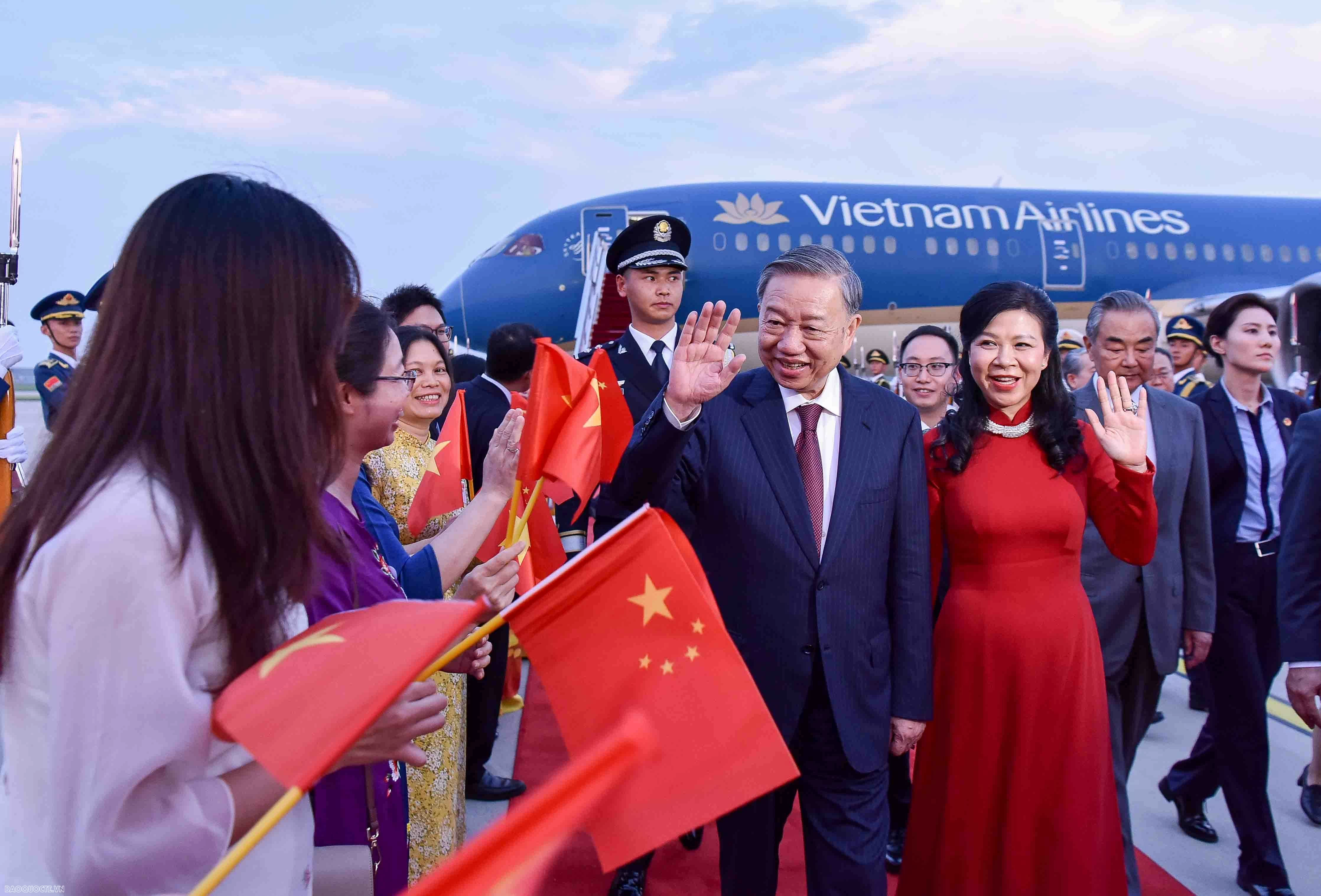 Sân bay quốc tế Bắc Kinh rực rỡ cờ hoa chào đón Tổng Bí thư, Chủ tịch nước Tô Lâm và Phu nhân