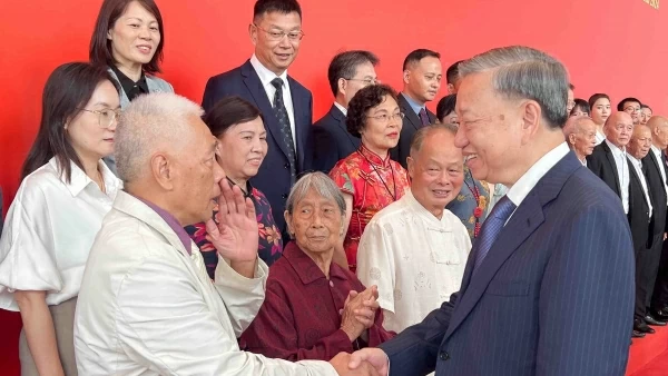 Top Vietnamese leader meets with Chinese representatives of friendship organisations, scholars