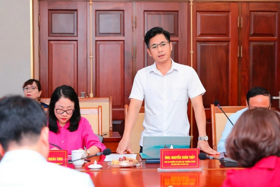 Ông Nguyễn Xuân Thuỷ, Phó Vụ trưởng Vụ Giáo dục thường xuyên, Bộ giáo dục và Đào tạo phát biểu tại Hội nghị tham vấn Thành phố học tập. Ông Nguyễn Xuân Thuỷ, Phó Vụ trưởng Vụ Giáo dục thường xuyên, Bộ giáo dục và Đào tạo phát biểu tại Hội nghị tham vấn Thành phố học tập.