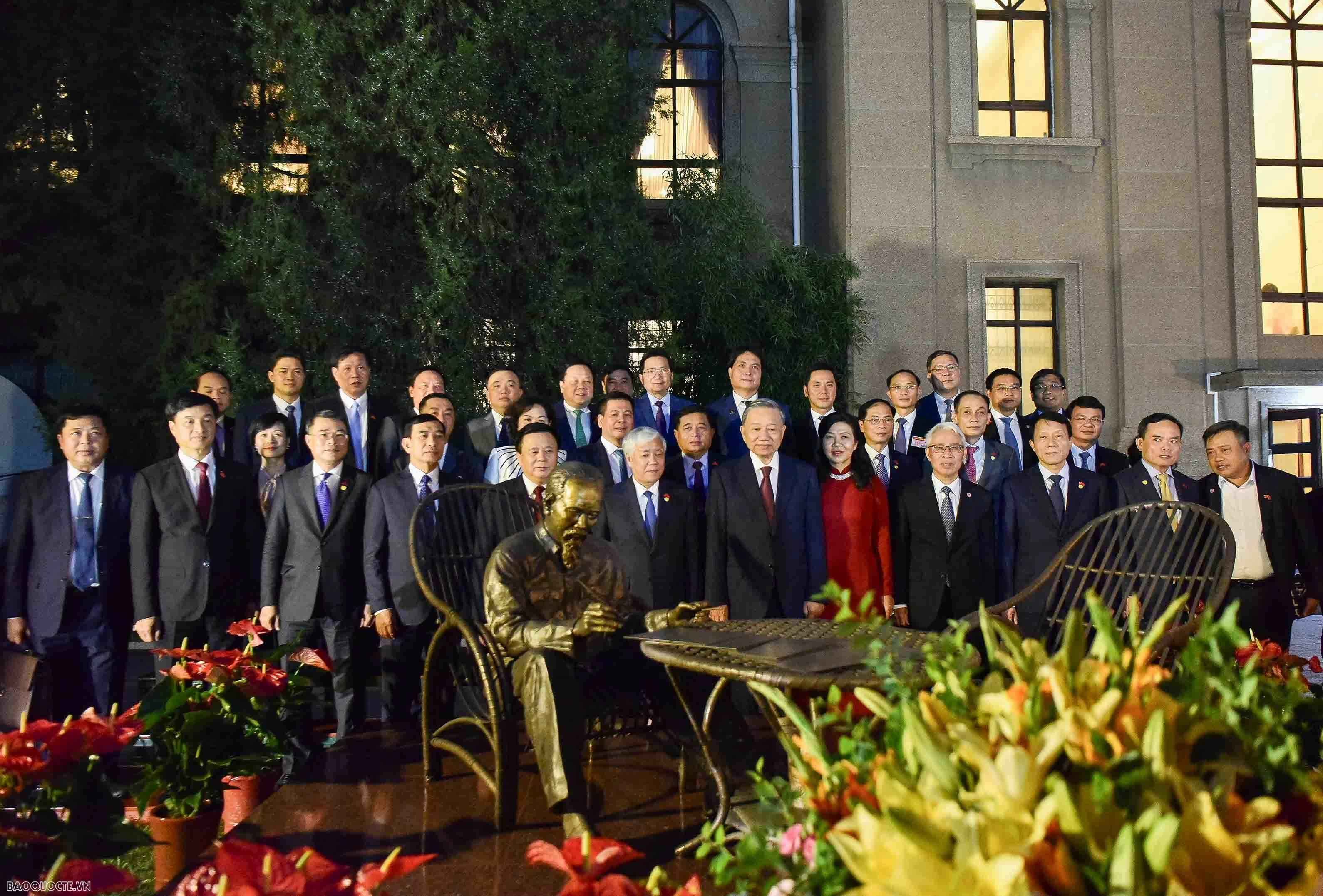 Tổng Bí thư, Chủ tịch nước Tô Lâm mong muốn bà con nâng cao tinh thần đoàn kết, giúp đỡ nhau cùng phát triển Tổng Bí thư, Chủ tịch nước Tô Lâm mong muốn bà con nâng cao tinh thần đoàn kết, giúp đỡ nhau cùng phát triển