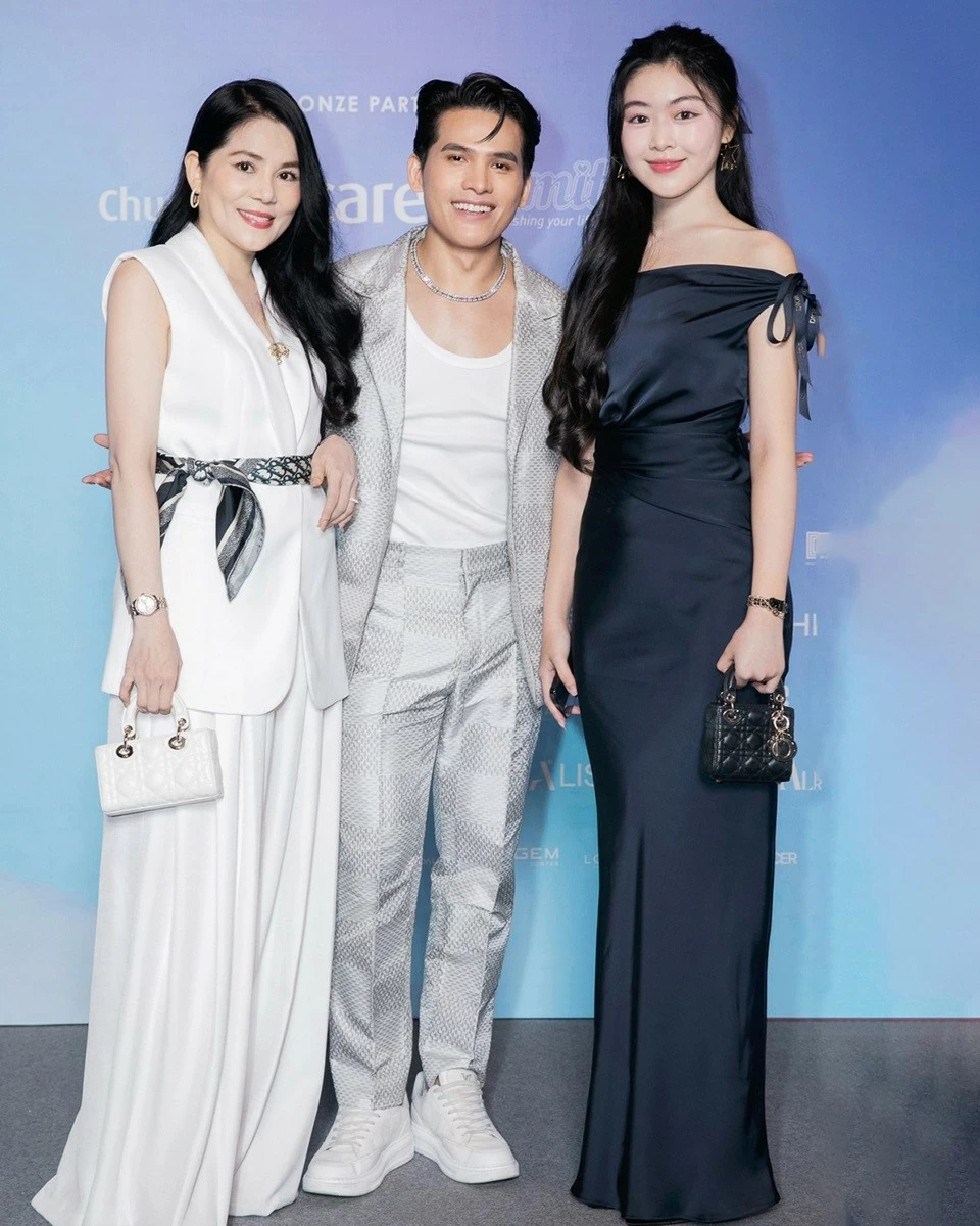 Tham dự sự kiện của ca sĩ Quốc Thiên mới đây, Lọ Lem gây chú ý khi xuất hiện trên thảm đỏ. Con gái lớn của Quyền Linh mặc đầm lụa ôm dáng, xách túi Lady Dior Micro Bag đồng điệu màu sắc. Tham dự sự kiện của ca sĩ Quốc Thiên mới đây, Lọ Lem gây chú ý khi xuất hiện trên thảm đỏ. Con gái lớn của Quyền Linh mặc đầm lụa ôm dáng, xách túi Lady Dior Micro Bag đồng điệu màu sắc.