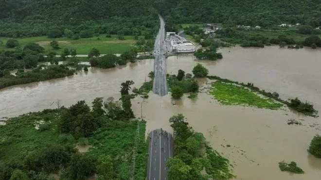 Cơn bão nhiệt đới Ernesto gia tăng cường độ trên Đại Tây Dương