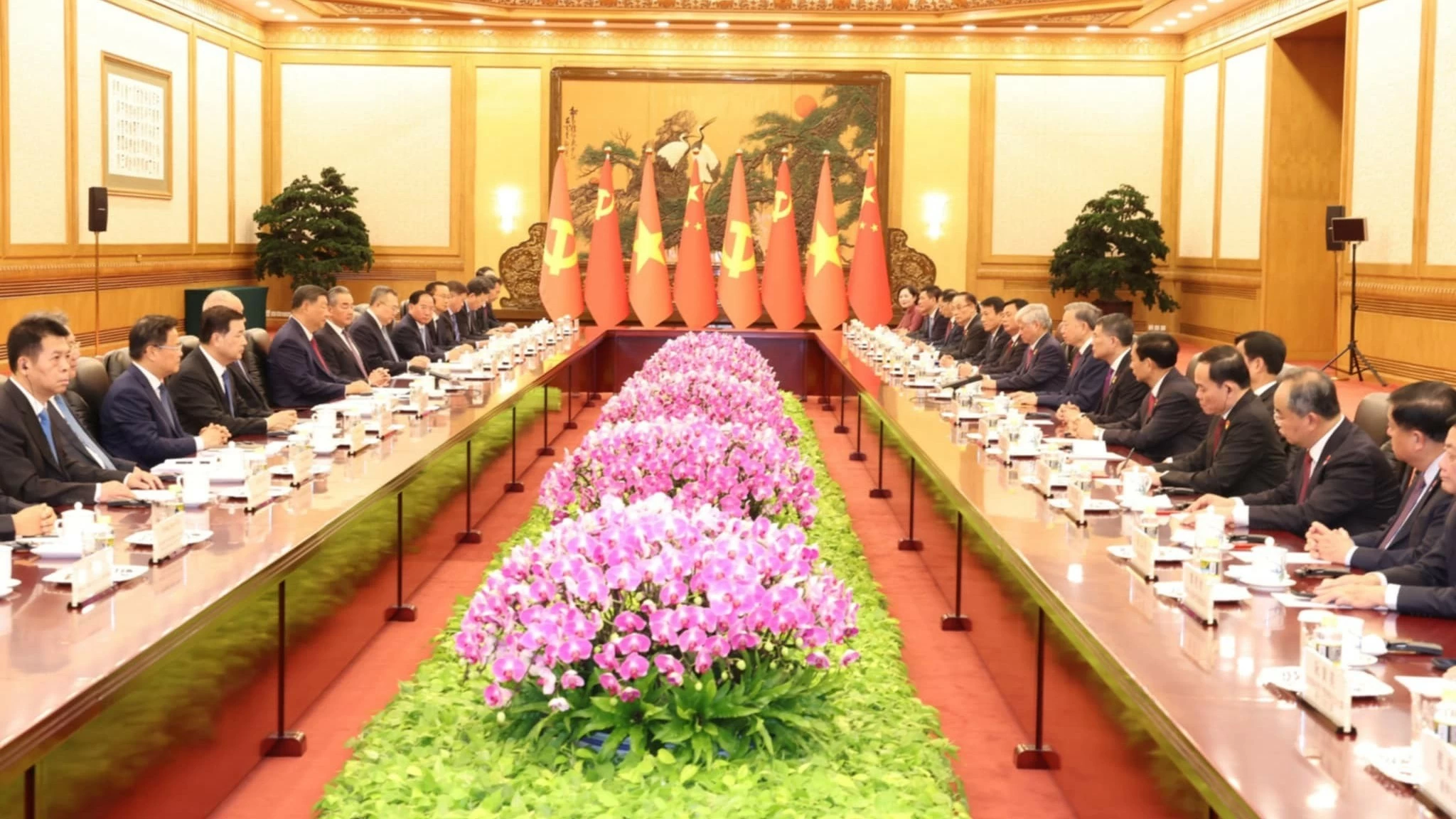 Vietnam, China top leaders hold talks in Beijing