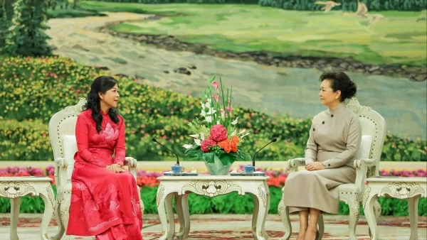 Spouses of top Vietnamese, Chinese leaders enjoy tea, Chinese art performances