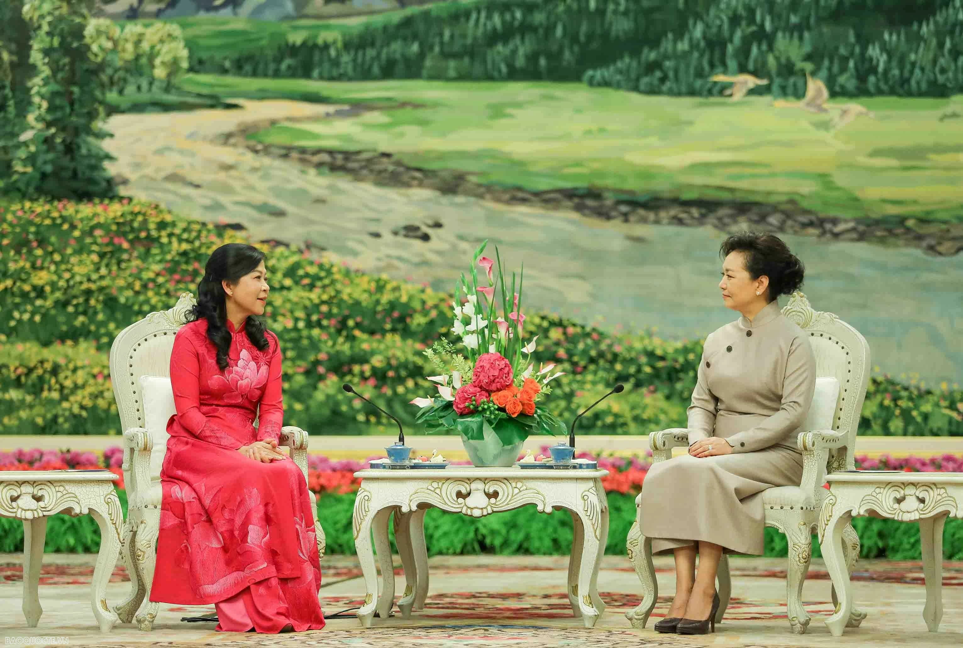 Spouses of top Vietnamese, Chinese leaders enjoy tea, Chinese art performances