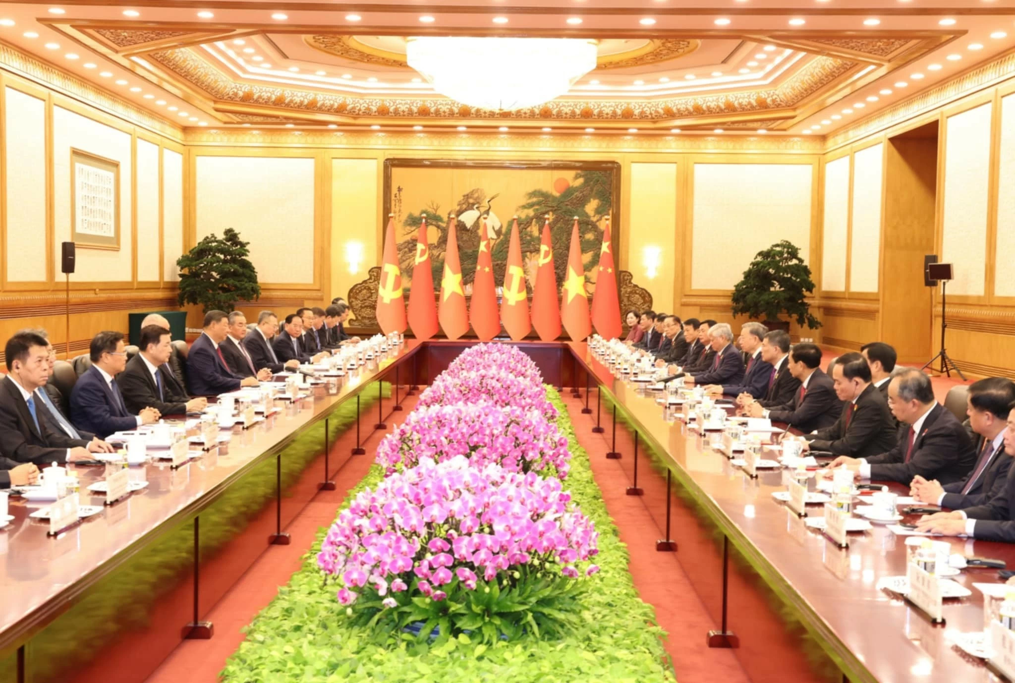 Vietnam, China top leaders hold talks in Beijing