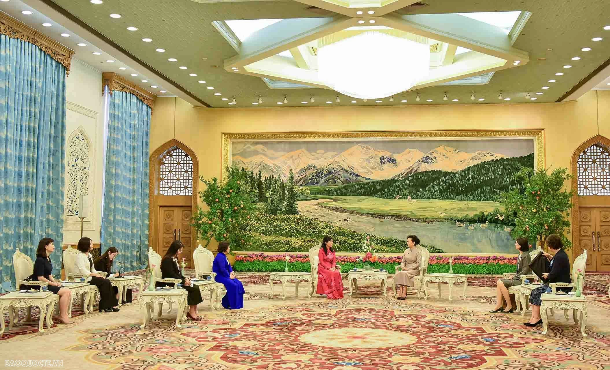 Spouses of top Vietnamese, Chinese leaders enjoy tea, Chinese art performances