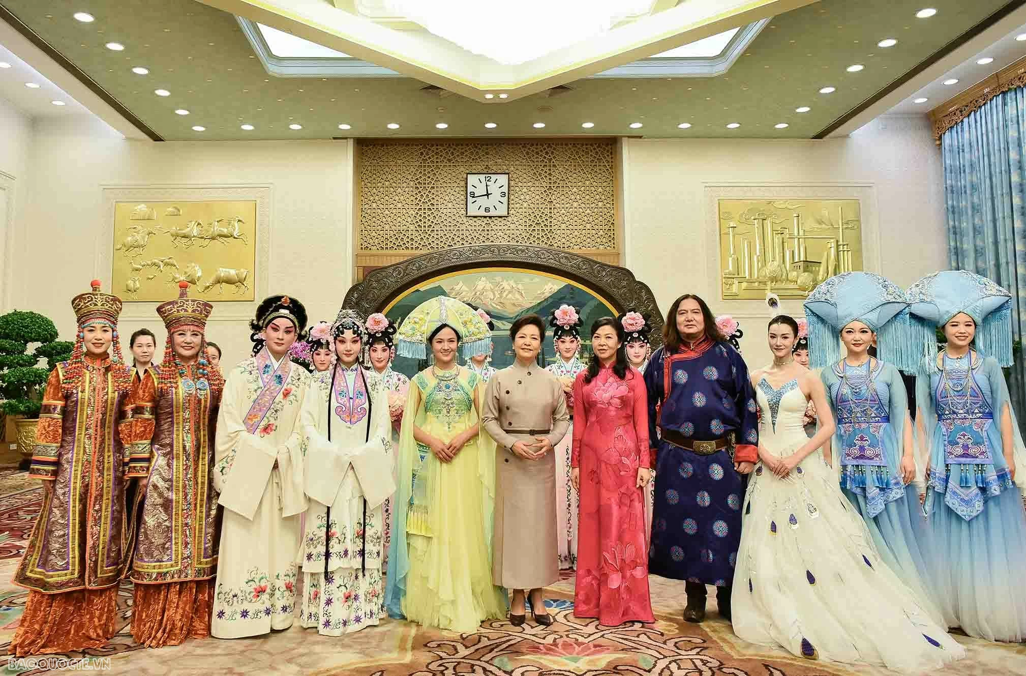 Spouses of top Vietnamese, Chinese leaders enjoy tea, Chinese art performances