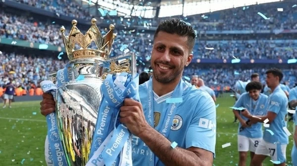 Man City có thể giảm lương đội trưởng Bruyne để giữ chân tiền vệ Rodri