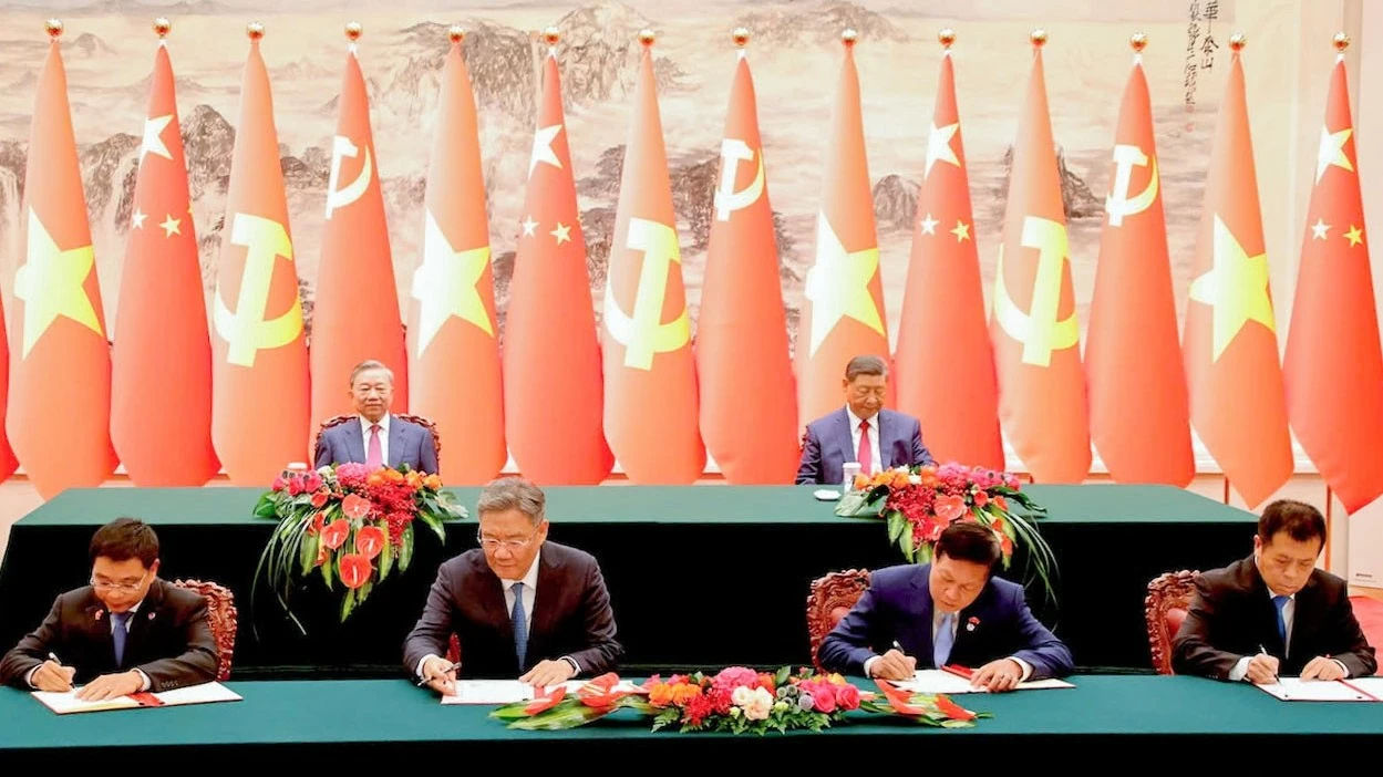 Vietnam, China top leaders witness signing of 14 cooperation documents in Beijing