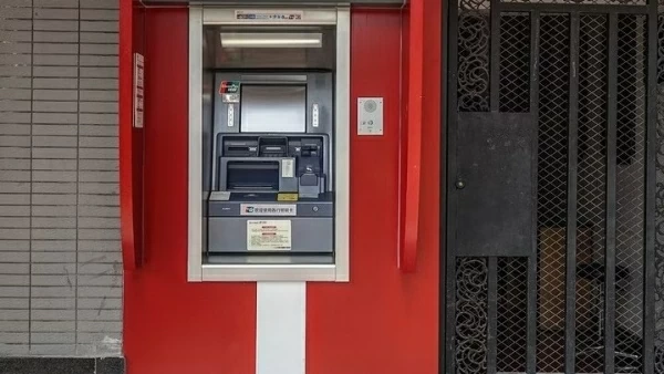 Trung Quốc: Bé gái 8 tuổi đi lạc, dùng máy ATM hỗ trợ tìm gia đình