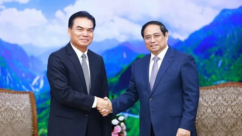 PM receives Lao Minister of Planning and Investment Phet Phomphiphak in Hanoi