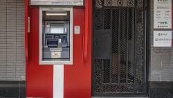 Trung Quốc: Bé gái 8 tuổi đi lạc, dùng máy ATM hỗ trợ tìm gia đình