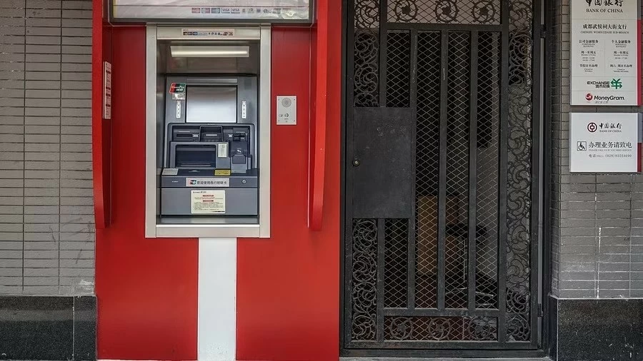 Trung Quốc: Bé gái 8 tuổi đi lạc, dùng máy ATM nhờ hỗ trợ tìm gia đình