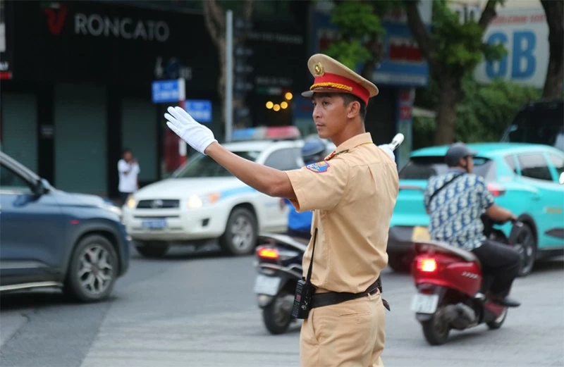 CSGT bố trí lực lượng phân luồng, hướng dân giao thông tại các nút giao trên địa bàn Thành phố.