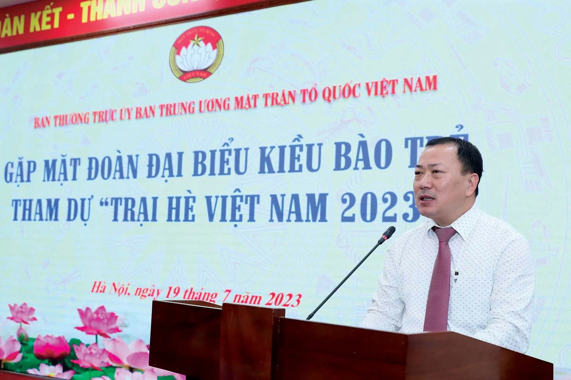 Ông Đặng Thanh Phương phát biểu tại cuộc gặp mặt kiều bào trẻ tham dự chương trình Trại Hè Việt Nam 2023. 