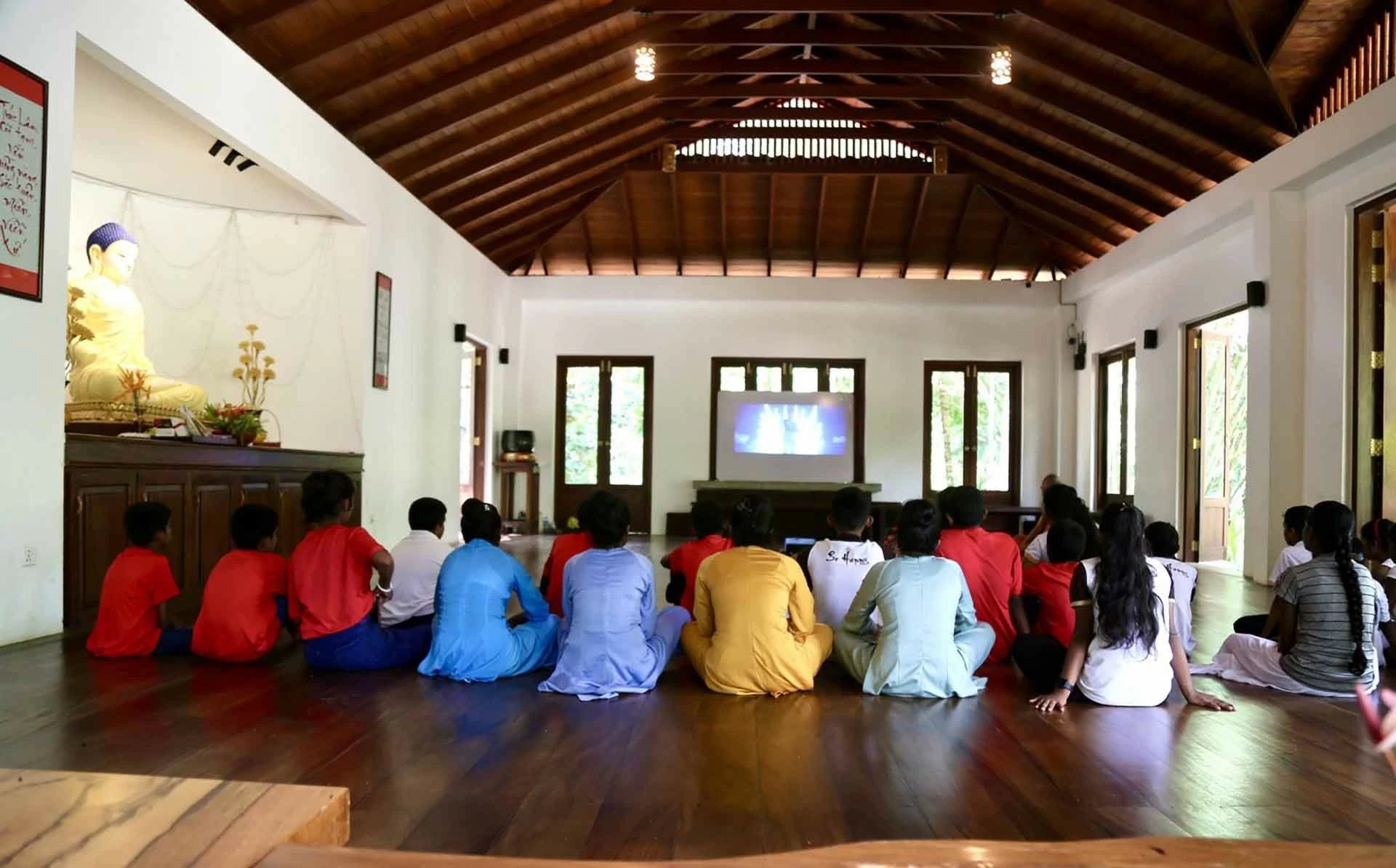 Đại sứ Trịnh Thị Tâm thăm chùa Việt Nam dịp lễ Vu lan và giao lưu với các cháu Sri Lanka học tiếng Việt